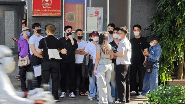 Tiến Nguyễn, chị gái Quang Linh đến phiên tòa xét xử vụ kẹo rau KERA- Ảnh 2.