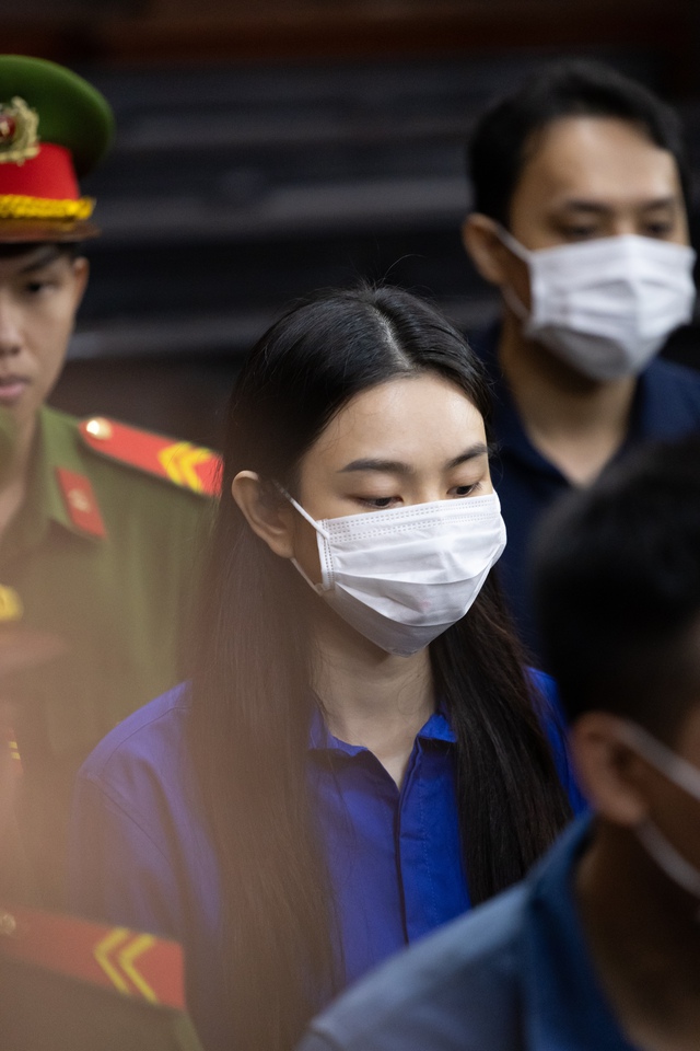 Hoa khôi Thuý Vi mang đến phiên toà xét xử Thuỳ Tiên 1 chiếc hộp, bên trên có dòng chữ cay đắng- Ảnh 5.