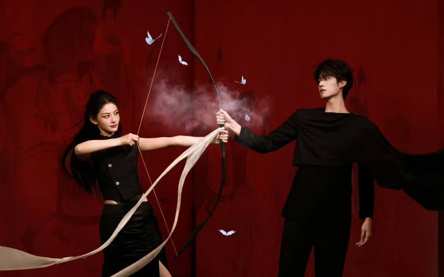 Hoàng đế nào mà mặc đồ vàng mã như vậy trời: Thẩm mỹ âm vô cực, đẹp đến mấy cũng vô phương cứu chữa- Ảnh 4.