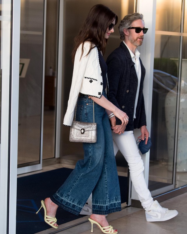 Đẳng cấp thời trang mùa đông của Anne Hathaway: Lên đồ sang trọng với toàn những item cơ bản nhất- Ảnh 2. Đẳng cấp thời trang mùa đông của Anne Hathaway: Lên đồ sang trọng với toàn những item cơ bản nhất- Ảnh 2.