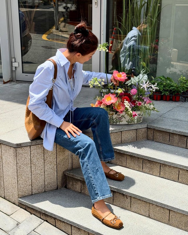 Phụ nữ 40+ sành điệu sẽ không mặc quần quá rộng mà ưu tiên kiểu quần thanh lịch, tôn dáng này- Ảnh 9. Phụ nữ 40+ sành điệu sẽ không mặc quần quá rộng mà ưu tiên kiểu quần thanh lịch, tôn dáng này- Ảnh 9.