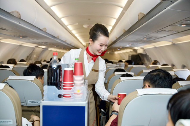 Review chuyến bay đầu tiên Sun PhuQuoc Airways: Nội thất sang, giá vé ổn nhưng suất ăn có 1 chi tiết gây chú ý- Ảnh 5.