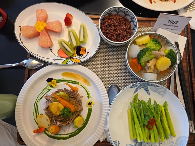 Bữa cơm đậm mùi tiền của H'Hen Niê- Ảnh 10. Bữa cơm đậm mùi tiền của H'Hen Niê- Ảnh 10.