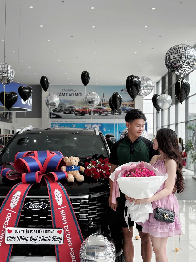 Sao trẻ ĐT Việt Nam tậu xế hộp mới, viên mãn bên vợ hot girl sau 2 năm kết hôn- Ảnh 1.