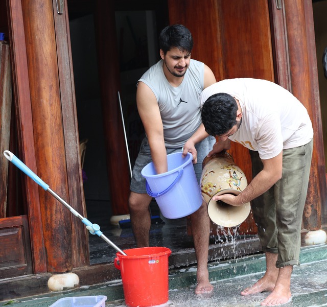 Khách Tây đi chân trần, xắn quần dọn lũ cùng dân Hội An- Ảnh 3.