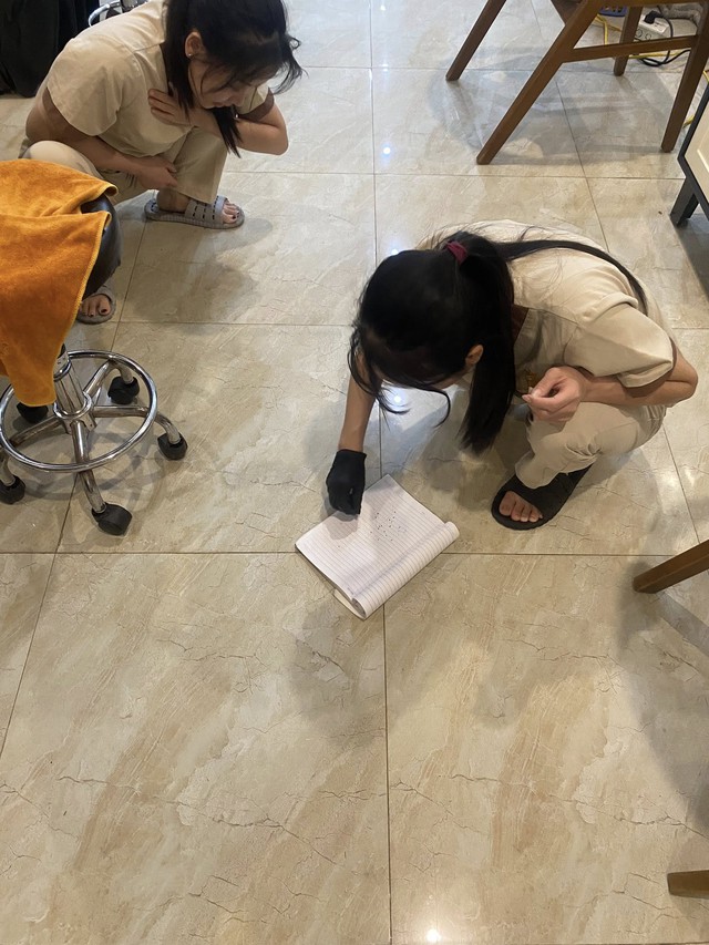 Sốc: 60 con chấy bò ra từ mái tóc của "girl phố" 2k4, tiệm gội đầu phải tổng vệ sinh sau khi tiễn khách- Ảnh 2. Sốc: 60 con chấy bò ra từ mái tóc của "girl phố" 2k4, tiệm gội đầu phải tổng vệ sinh sau khi tiễn khách- Ảnh 2.