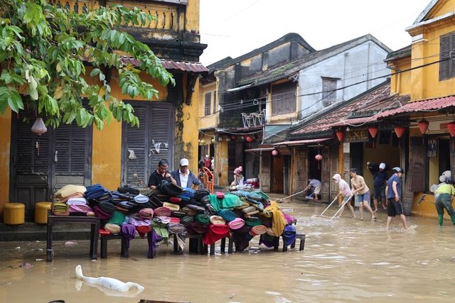 Khách Tây đi chân trần, xắn quần dọn lũ cùng dân Hội An- Ảnh 1.