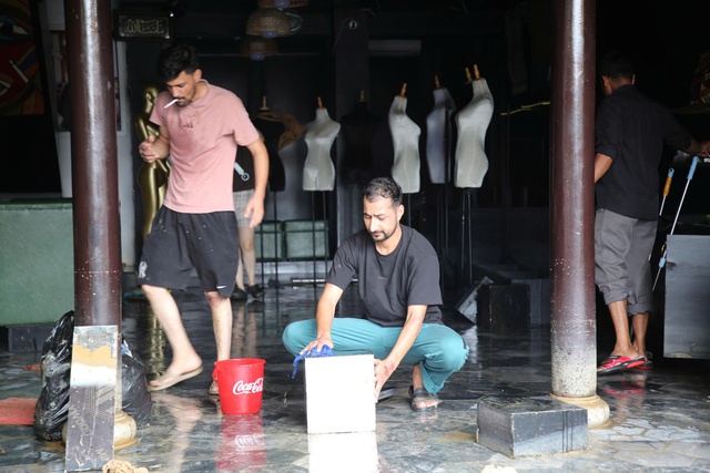 Khách Tây đi chân trần, xắn quần dọn lũ cùng dân Hội An- Ảnh 2.