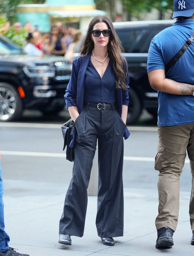 Đẳng cấp thời trang mùa đông của Anne Hathaway: Lên đồ sang trọng với toàn những item cơ bản nhất- Ảnh 7. Đẳng cấp thời trang mùa đông của Anne Hathaway: Lên đồ sang trọng với toàn những item cơ bản nhất- Ảnh 7.