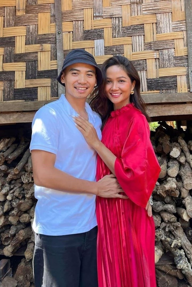 Cứ mỗi lần pha trò, vợ chồng Hoa hậu H'Hen Niê lại phải xin lỗi- Ảnh 14.