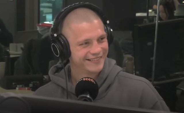 Võ sĩ boxing gây choáng váng với tiết lộ uống sữa vợ để tăng lực- Ảnh 1.