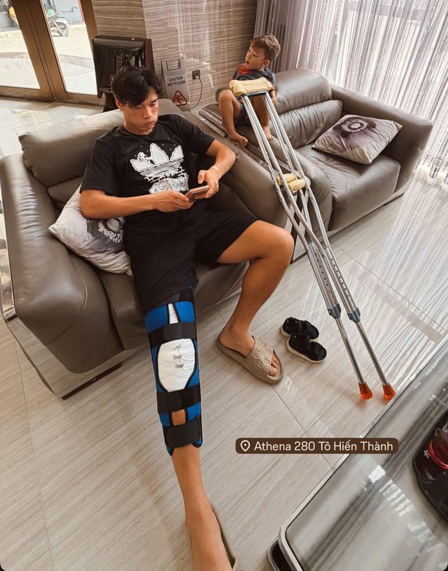 Chạnh lòng hình ảnh thủ môn quốc dân Bùi Tiến Dũng ngồi xe lăn lặng lẽ ở sân bay- Ảnh 2.