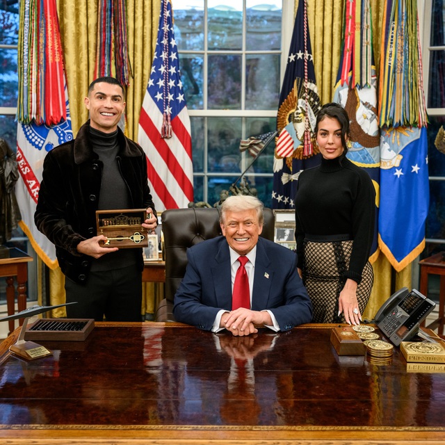 Ronaldo cùng vợ sắp cưới cực tình tứ khi tới Nhà trắng dự tiệc cùng Tổng thống Donald Trump- Ảnh 1.
