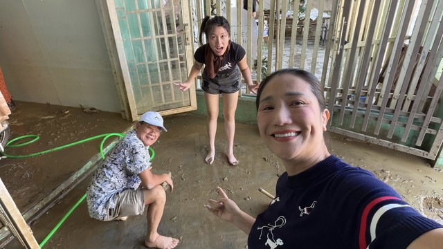 Nhà sao Vbiz ngập bùn đất sau lũ: Cả gia đình tất bật dọn dẹp, thiệt hại 2 xe máy- Ảnh 2.