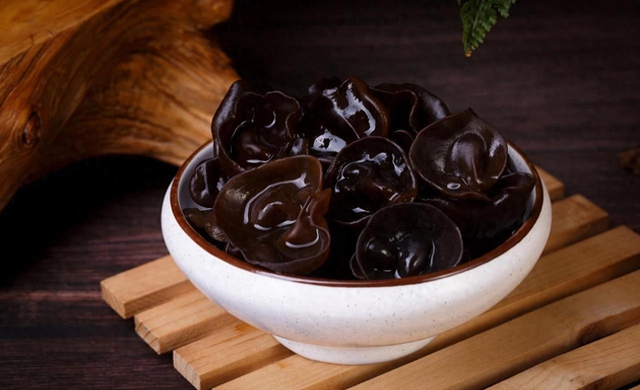 Đừng ngâm mộc nhĩ kiểu cũ nữa: Hóa ra bao năm chị em toàn… ăn kèm "trứng côn trùng" mà không biết- Ảnh 1.