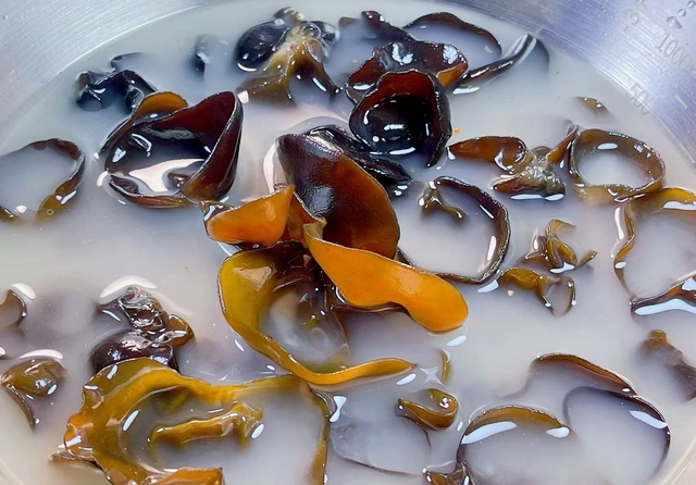 Đừng ngâm mộc nhĩ kiểu cũ nữa: Hóa ra bao năm chị em toàn… ăn kèm "trứng côn trùng" mà không biết- Ảnh 3.