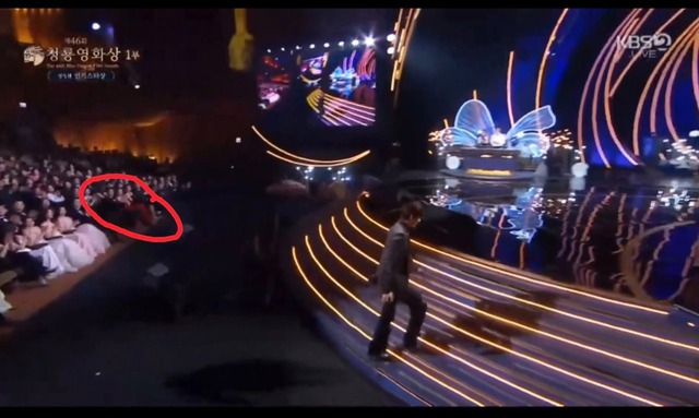 Yoona (SNSD) "liếc mắt đưa tình" bạn trai bí mật ở Rồng Xanh?- Ảnh 1.