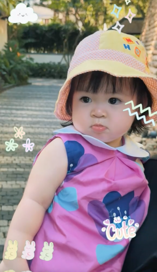 Đỗ Mỹ Linh tung loạt ảnh hiếm "dễ thương vô cùng" của ái nữ, tiết lộ vết sẹo mổ khi sinh con đầu lòng- Ảnh 1.