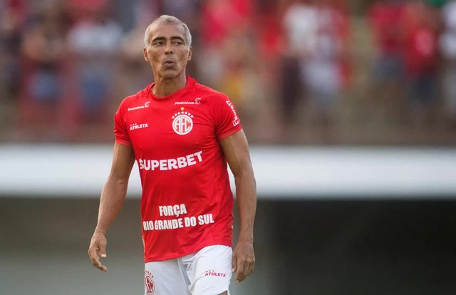 Huyền thoại bóng đá 59 tuổi vừa chia tay bạn gái 22 tuổi, liền cặp kè với mỹ nhân tóc vàng gây choáng- Ảnh 1.