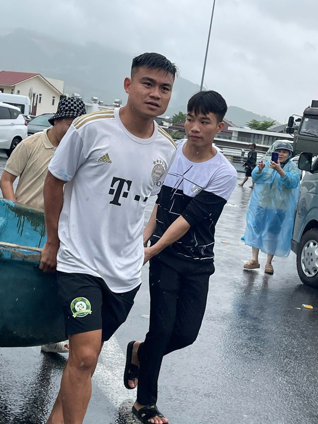 Cựu tuyển thủ U23 Việt Nam xông pha trực tiếp hỗ trợ bà con vùng lũ Nha Trang gây xúc động- Ảnh 1.