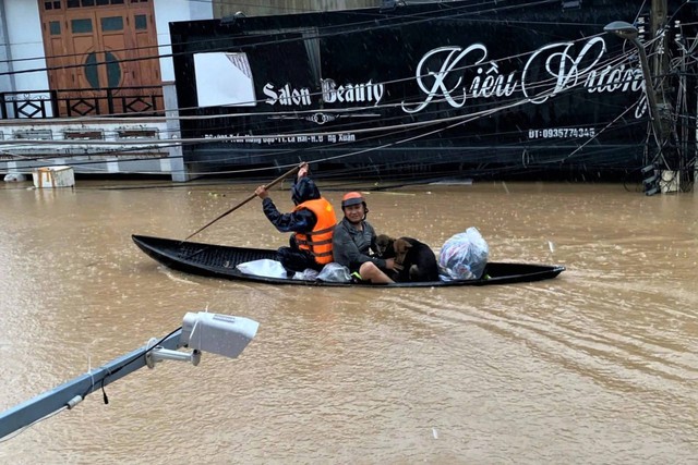 Khoảnh khắc giải cứu những chú cún giữa mưa lũ lịch sử ở miền Trung: Vì sinh mạng nào cũng quý giá- Ảnh 4.