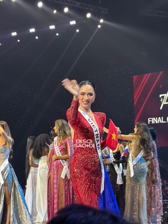 Hương Giang bật khóc, "nhận nợ" sau màn out top chấn động ở Miss Universe 2025- Ảnh 3.