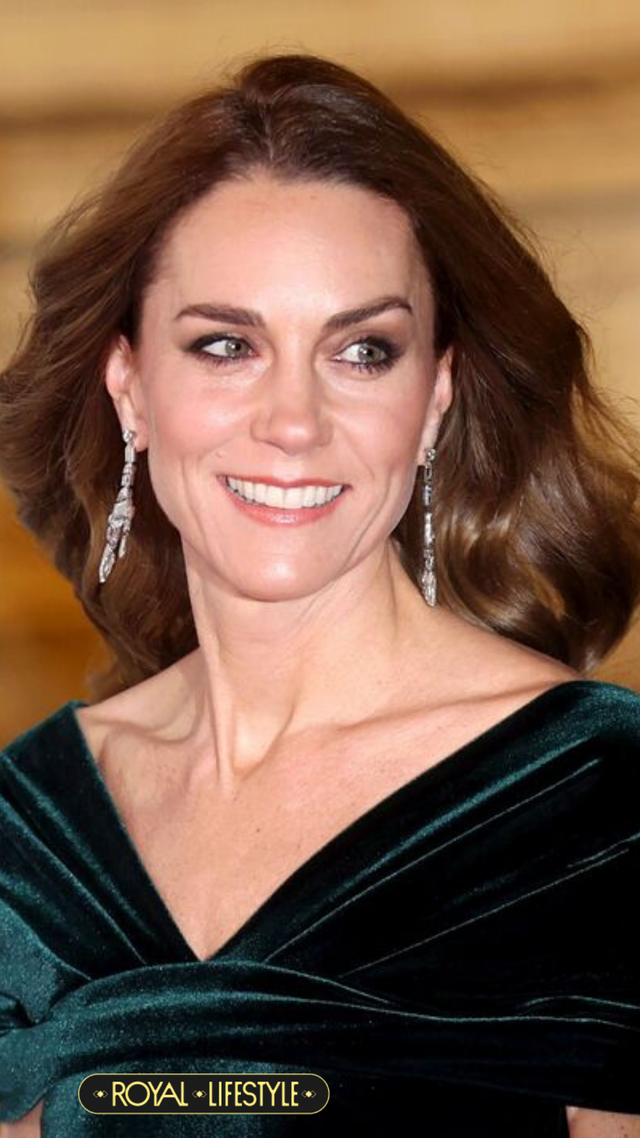 "Bông hồng nước Anh vẫn nở sau bão giông": Vương phi Kate nắm tay Thân vương William, thần thái khó ai bì kịp- Ảnh 3. "Bông hồng nước Anh vẫn nở sau bão giông": Vương phi Kate nắm tay Thân vương William, thần thái khó ai bì kịp- Ảnh 3.