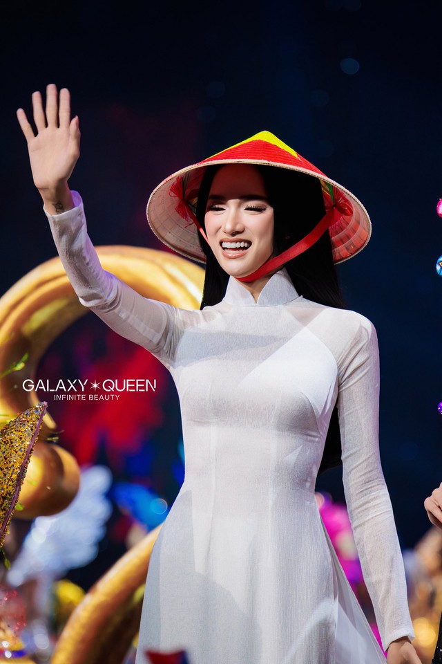 "Team qua đường" bắt gặp Hương Giang lặng lẽ về nước, nhân vật kè kè sát rạt gây chú ý- Ảnh 3.