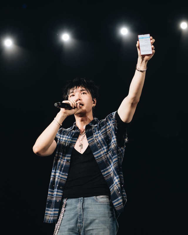 Trấn Thành - HIEUTHUHAI chuyển khoản nóng hàng trăm triệu, Hương Giang vừa về nước liền đến hỗ trợ vùng lũ- Ảnh 2. Trấn Thành - HIEUTHUHAI chuyển khoản nóng hàng trăm triệu, Hương Giang vừa về nước liền đến hỗ trợ vùng lũ- Ảnh 2.