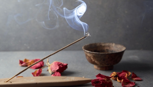 Hương cháy nửa chừng rồi tắt là điềm gì, nên xử lý thế nào- Ảnh 3.
