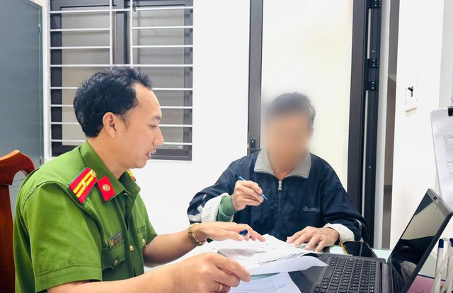 Cụ ông 67 tuổi bị "bắt cóc online" được Công an kịp thời giải cứu, suýt mất trắng tài sản vì một cuộc gọi video- Ảnh 1. Cụ ông 67 tuổi bị "bắt cóc online" được Công an kịp thời giải cứu, suýt mất trắng tài sản vì một cuộc gọi video- Ảnh 1.