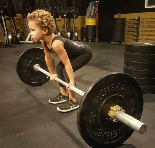 Cô bé 4 tuổi hít xà, lên 5 tuổi đã chống đẩy 60 cái khiến thanh niên còn nể, nhìn thể hình là choáng váng- Ảnh 1.