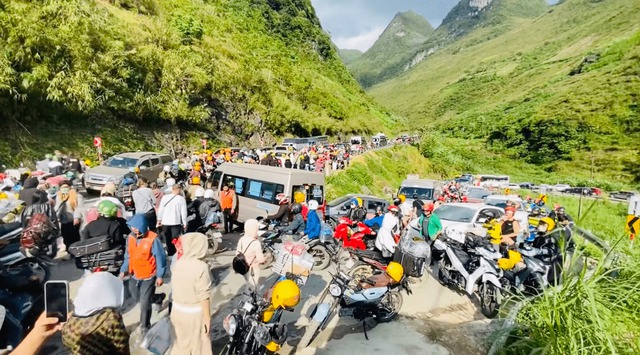 Tuyên Quang đông như Tết, khách lên Lô Lô Chải "khóc thét" vì xếp hàng cả tiếng mới có chỗ ngồi- Ảnh 1.