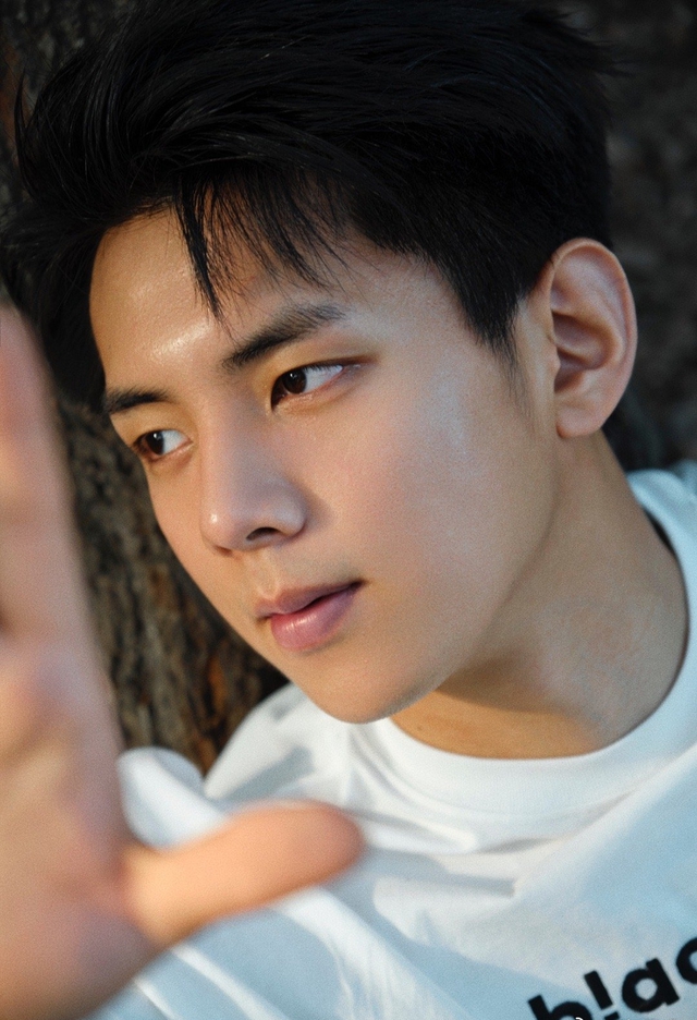 Clip sốc: Nam diễn viên 2k4 ngã khuỵu vì bị đồng nghiệp đấm mạnh vào mặt- Ảnh 6. Clip sốc: Nam diễn viên 2k4 ngã khuỵu vì bị đồng nghiệp đấm mạnh vào mặt- Ảnh 6.