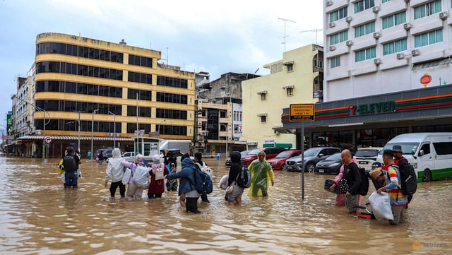 Thảm cảnh lũ lụt tại Thái Lan: Nước dâng tận mái nhà, hàng ngàn du khách mắc kẹt, chính quyền tuyên bố vùng thảm họa- Ảnh 6.