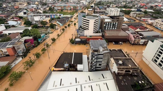 Khoảnh khắc cột điện phát nổ kinh hoàng khi rơi xuống dòng nước lũ- Ảnh 1.