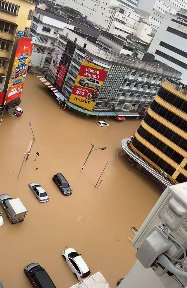 Thảm cảnh lũ lụt tại Thái Lan: Nước dâng tận mái nhà, hàng ngàn du khách mắc kẹt, chính quyền tuyên bố vùng thảm họa- Ảnh 4.