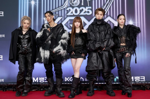 Mỹ nhân "số đỏ" nhất Hàn Quốc bị cô lập, nhan sắc rực rỡ là quân bài giúp nhóm nhạc tài phiệt sống sót- Ảnh 9.