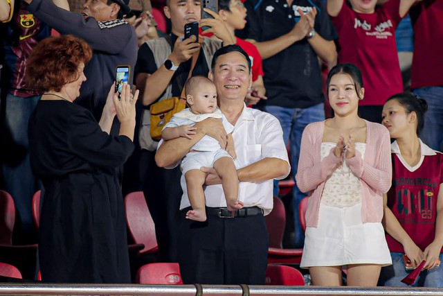 Mê mẩn ngắm visual Yến Xuân - vợ Lâm Tây, mẹ 1 con vóc dáng vẫn sexy bất bại, xinh đẹp bất chấp "cam thường"- Ảnh 6.