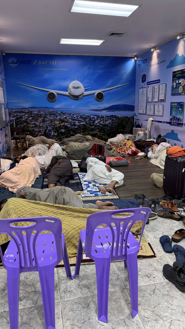 Thảm cảnh lũ lụt tại Thái Lan: Nước dâng tận mái nhà, hàng ngàn du khách mắc kẹt, chính quyền tuyên bố vùng thảm họa- Ảnh 8.