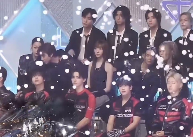 Mỹ nhân "số đỏ" nhất Hàn Quốc bị cô lập, nhan sắc rực rỡ là quân bài giúp nhóm nhạc tài phiệt sống sót- Ảnh 1.