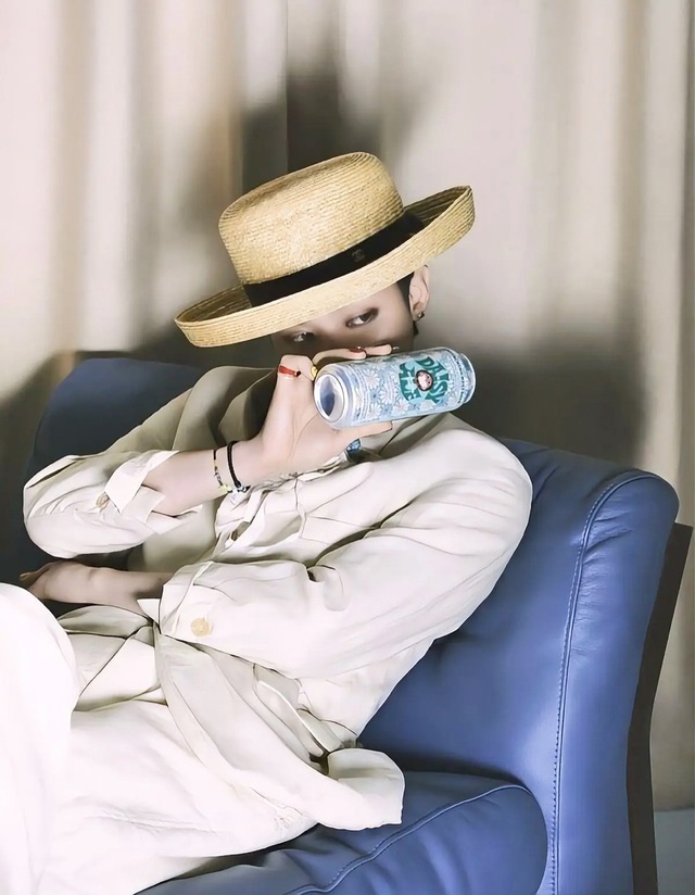 Giáo sư cơ khí là chủ nhân gần 200 bài hát bất ngờ đi bán bia hoa cúc ở cửa hàng tiện lợi?- Ảnh 1.