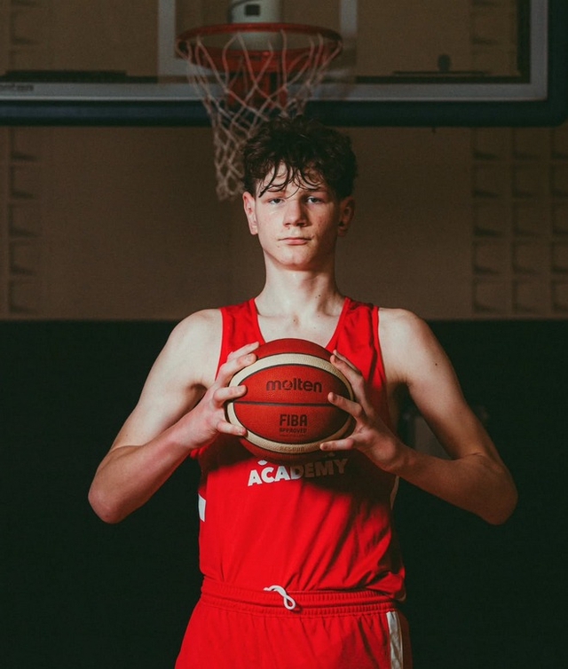 Tài năng bóng rổ 14 tuổi đã cao 2m29, chỉ ước lùn đi để "mọi người không nhìn tớ như "quái vật" nữa"- Ảnh 4.