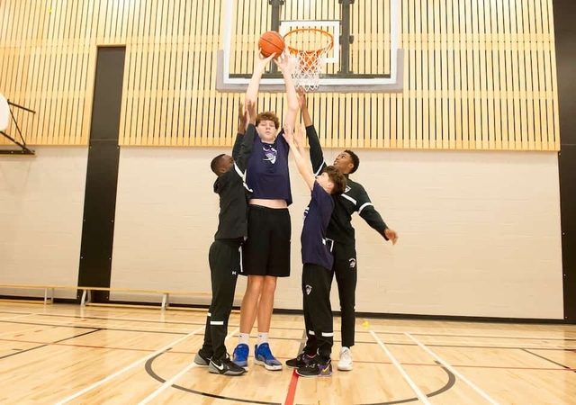 Tài năng bóng rổ 14 tuổi đã cao 2m29, chỉ ước lùn đi để "mọi người không nhìn tớ như "quái vật" nữa"- Ảnh 6.