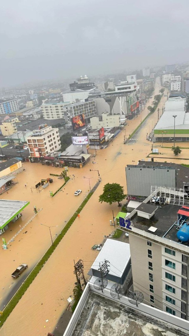 Thảm cảnh lũ lụt tại Thái Lan: Nước dâng tận mái nhà, hàng ngàn du khách mắc kẹt, chính quyền tuyên bố vùng thảm họa- Ảnh 1.