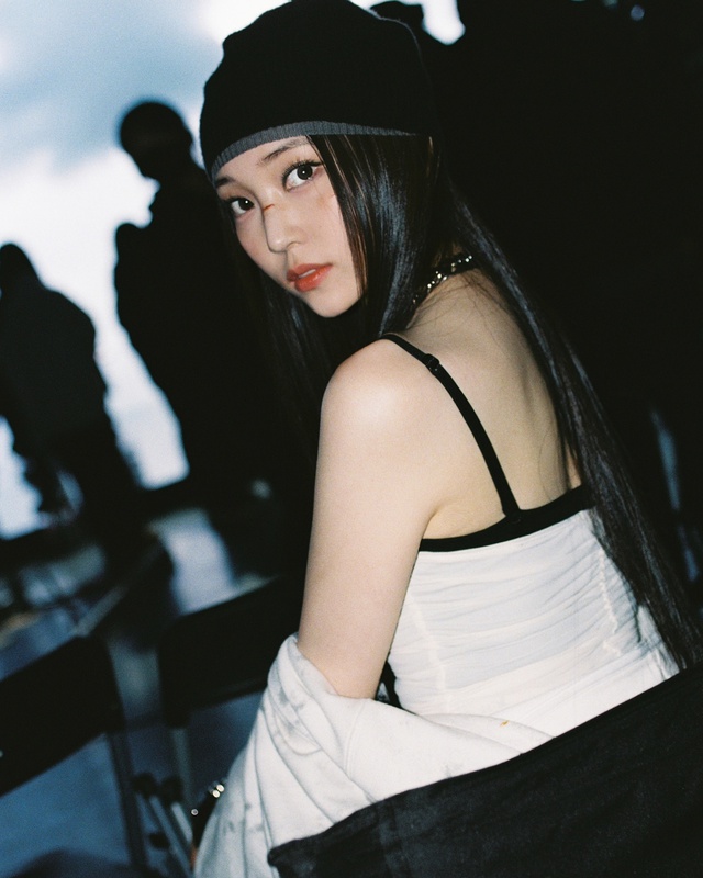 Mỹ nhân "số đỏ" nhất Hàn Quốc bị cô lập, nhan sắc rực rỡ là quân bài giúp nhóm nhạc tài phiệt sống sót- Ảnh 4.