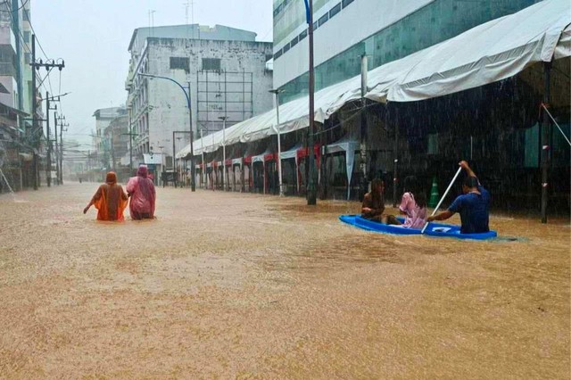 Khoảnh khắc cột điện phát nổ kinh hoàng khi rơi xuống dòng nước lũ- Ảnh 2.