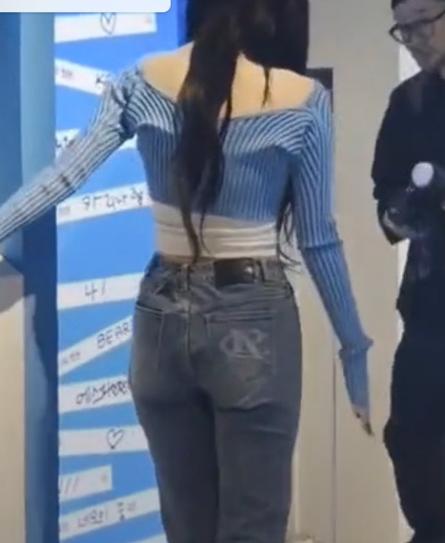 Thân hình giả dối của mỹ nhân showbiz “đẹp hơn cả AI”- Ảnh 4. Thân hình giả dối của mỹ nhân showbiz “đẹp hơn cả AI”- Ảnh 4.