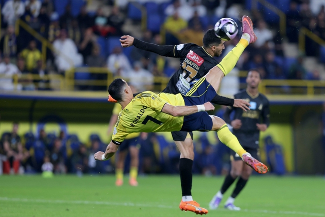 Ronaldo lập siêu phẩm "xe đạp chổng ngược"- Ảnh 1.