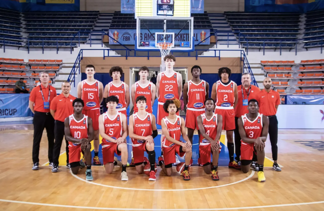 Tài năng bóng rổ 14 tuổi đã cao 2m29, chỉ ước lùn đi để "mọi người không nhìn tớ như "quái vật" nữa"- Ảnh 1.